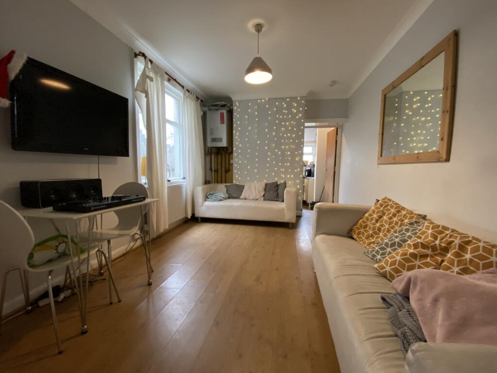 5 bed Mid Terraced House for rent in Cardiff. From CPS Homes - Cardiff