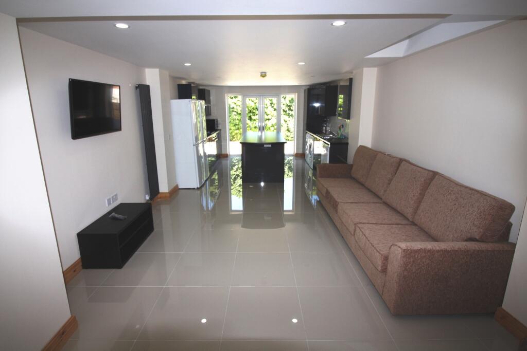 6 bed Mid Terraced House for rent in Cardiff. From CPS Homes - Cardiff