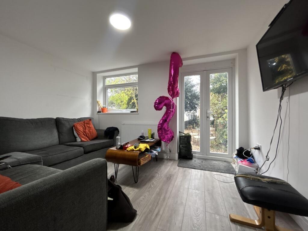 6 bed Mid Terraced House for rent in Cardiff. From CPS Homes - Cardiff