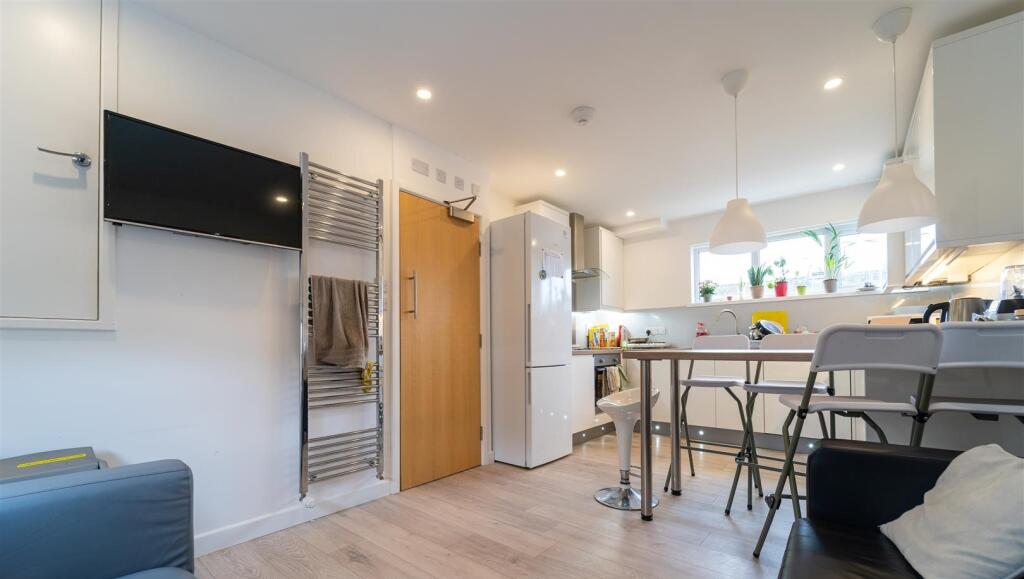 5 bed Detached for rent in Birmingham. From Dixons - Selly Oak 5 bed Detached for rent in Birmingham. From Dixons - Selly Oak