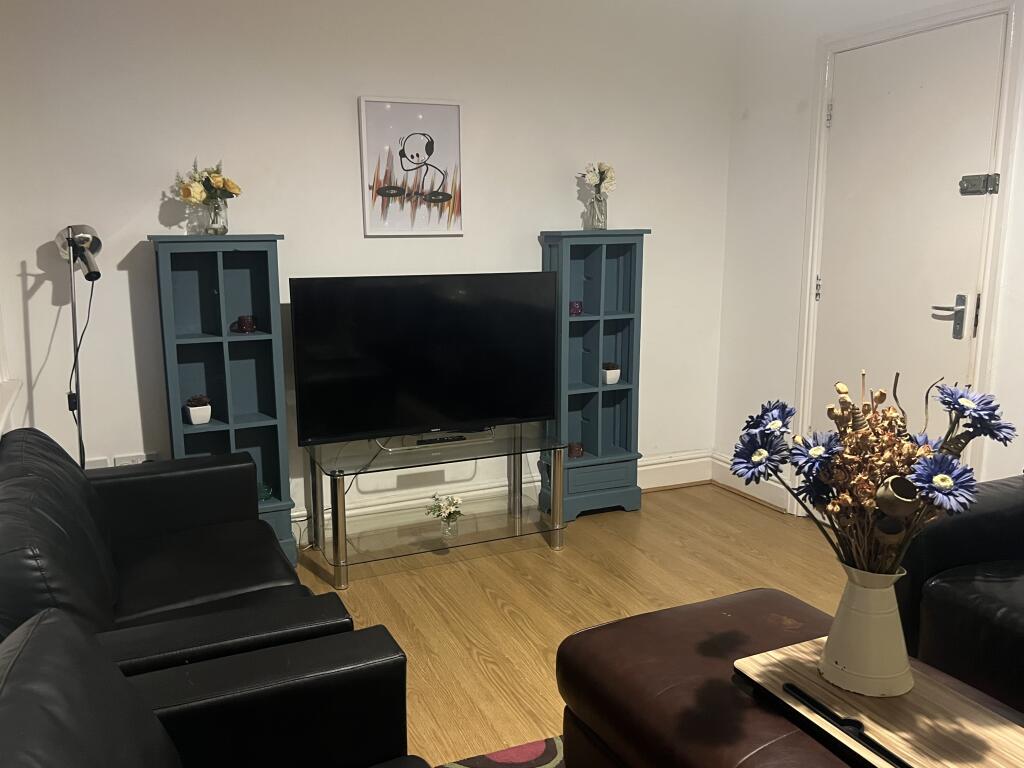 6 bed Mid Terraced House for rent in Stockport. From Jupiter Properties (MCR) - Fallowfield