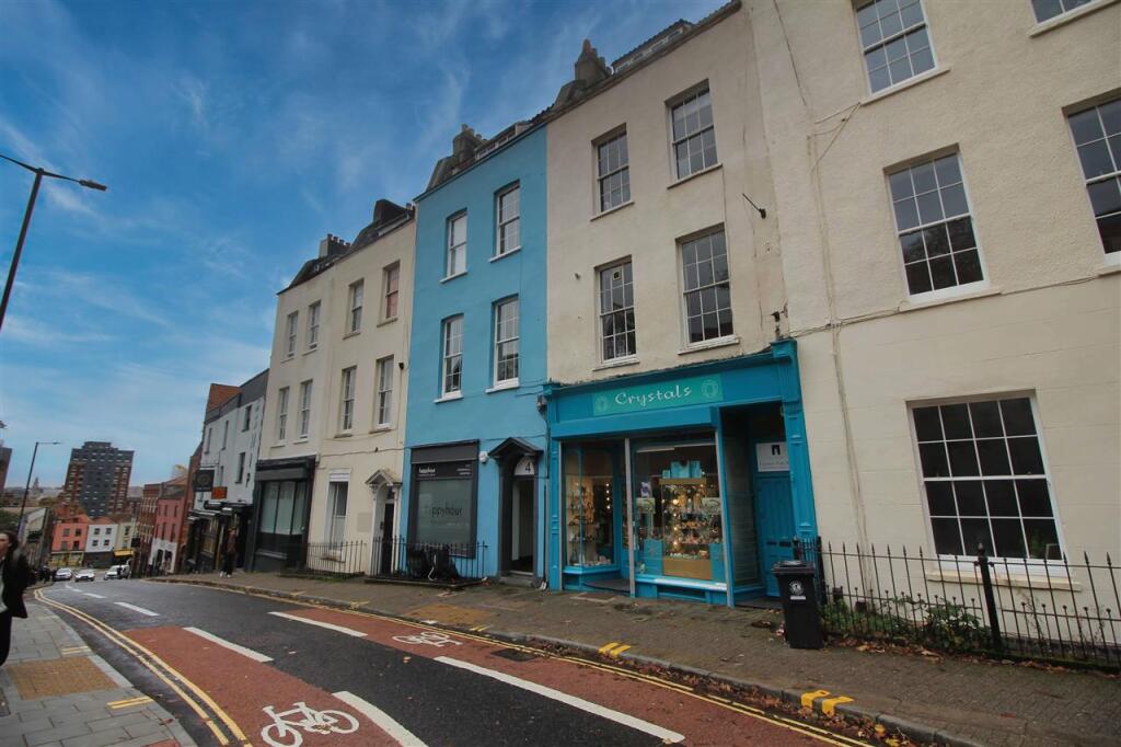 9 bed Mid Terraced House for rent in Bristol. From Gough Quarters - Clifton