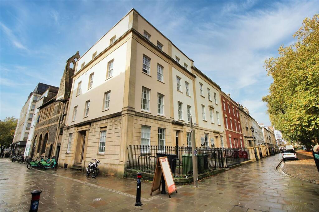 9 bed House (unspecified) for rent in Bristol. From Gough Quarters - Clifton