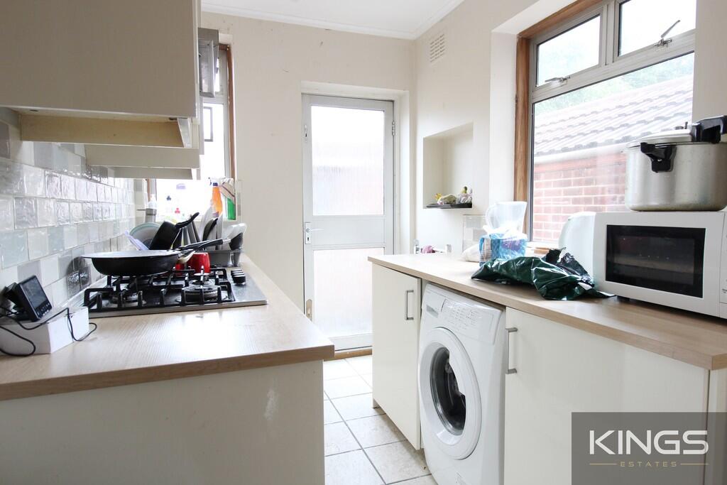 4 bed Mid Terraced House for rent in Southampton. From Kings Estates - Southampton