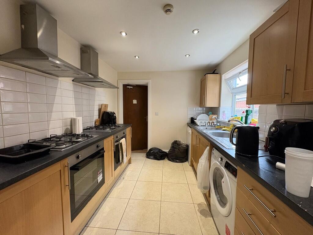 8 bed Mid Terraced House for rent in Southampton. From Kings Estates - Southampton