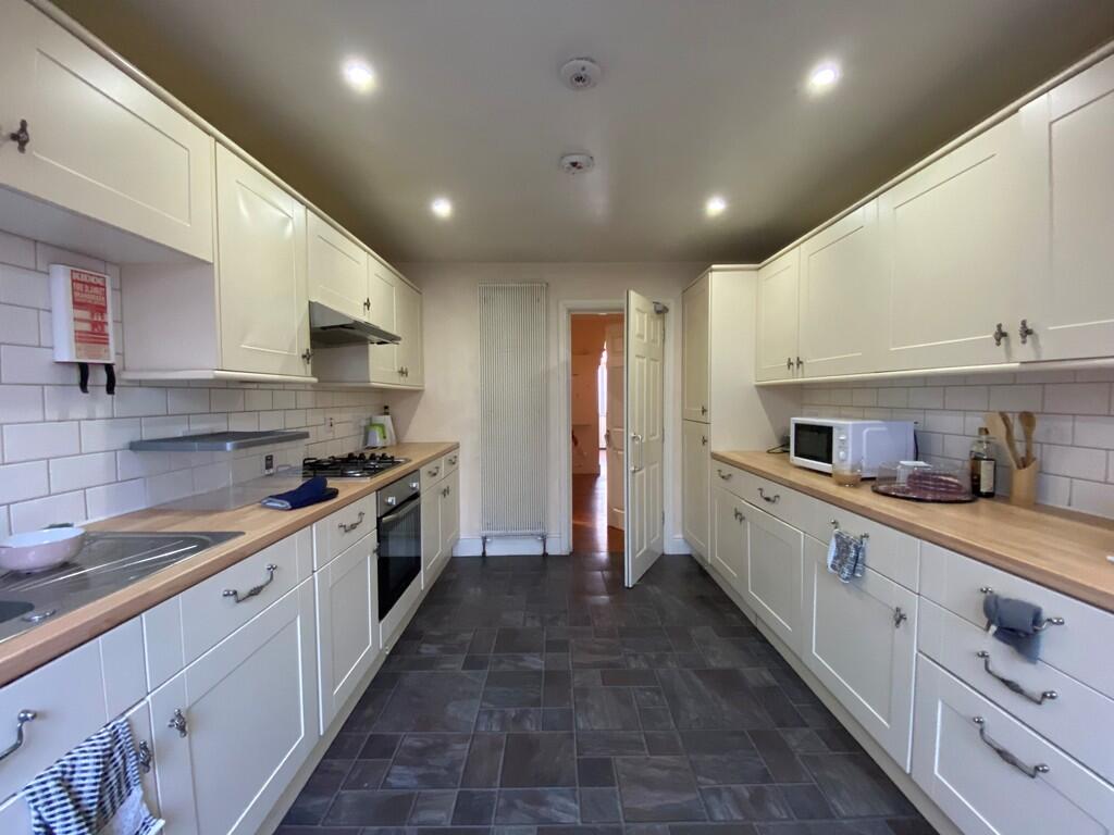 5 bed Mid Terraced House for rent in Southampton. From Kings Estates - Southampton