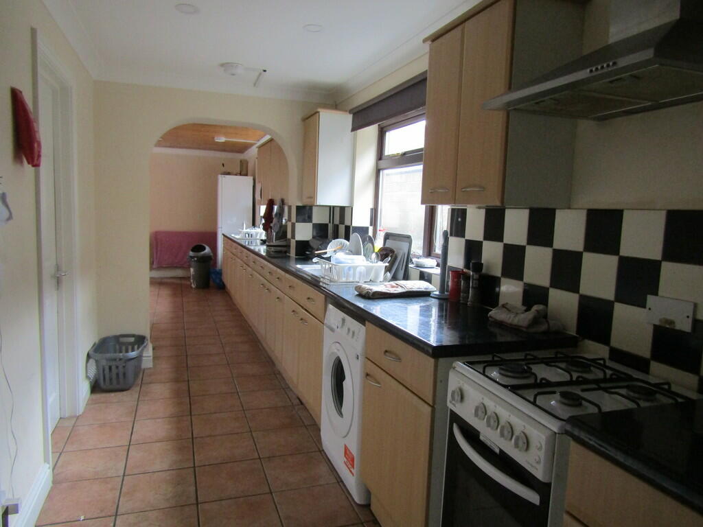 6 bed Mid Terraced House for rent in Southampton. From Kings Estates - Southampton