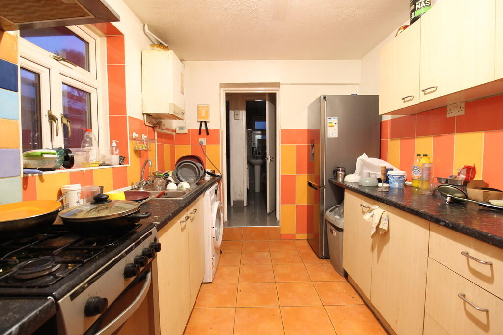 4 bed Mid Terraced House for rent in Southampton. From Kings Estates - Southampton