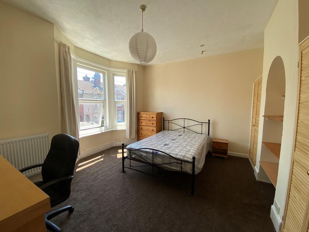 3 bed Mid Terraced House for rent in Southampton. From Kings Estates - Southampton