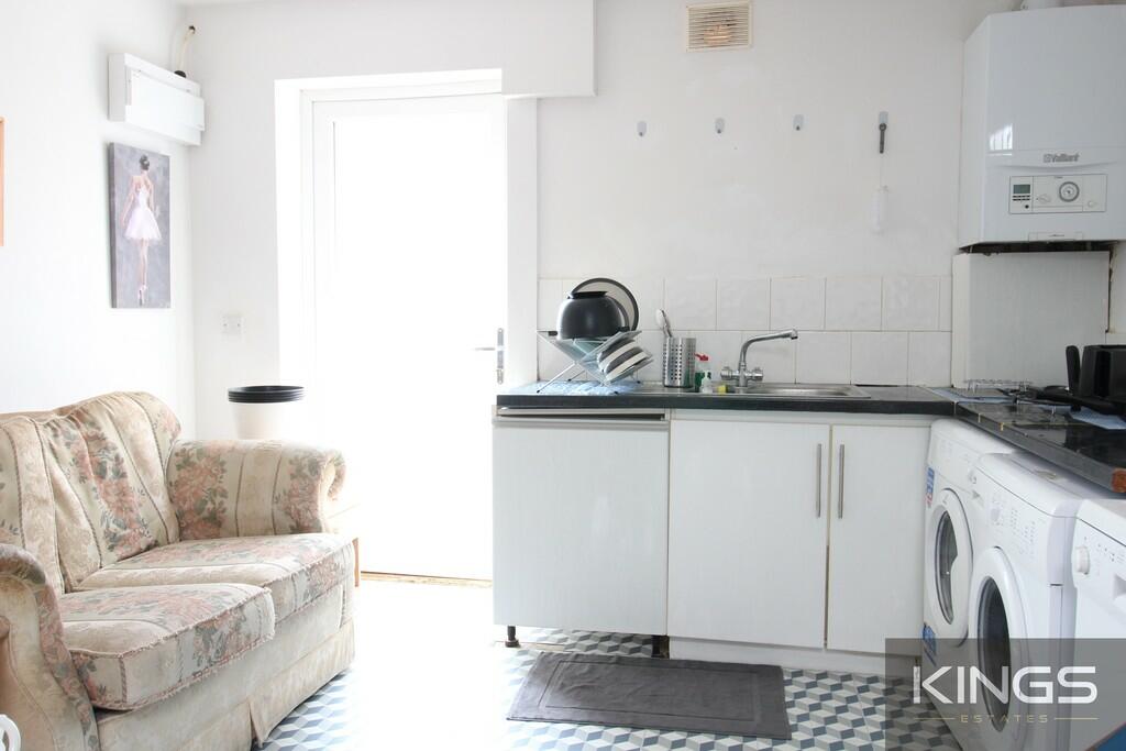 6 bed Detached for rent in Rownhams. From Kings Estates - Southampton