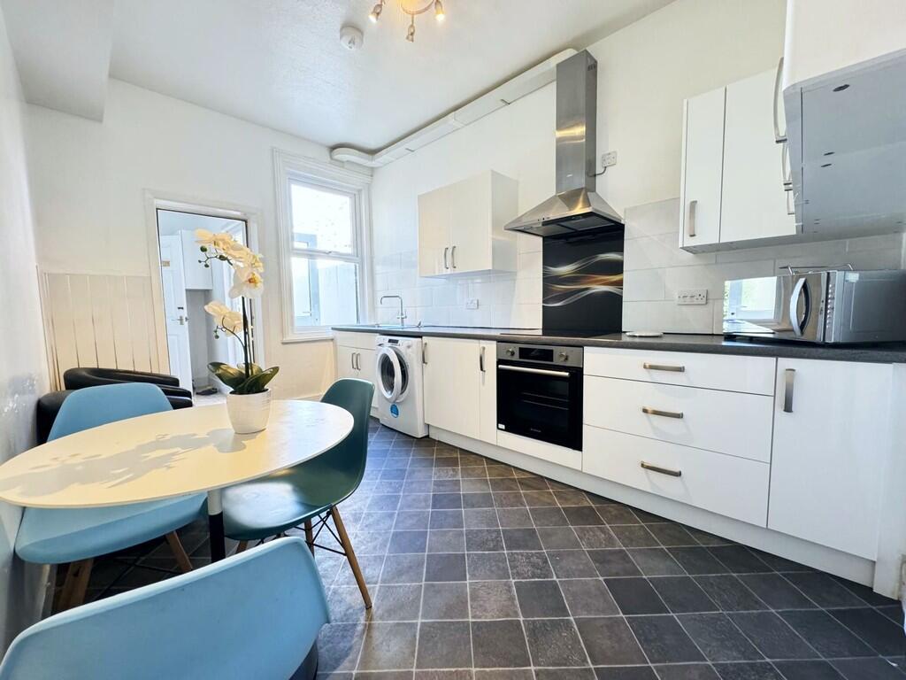 5 bed Mid Terraced House for rent in Portsmouth. From Kings Estates - Southsea