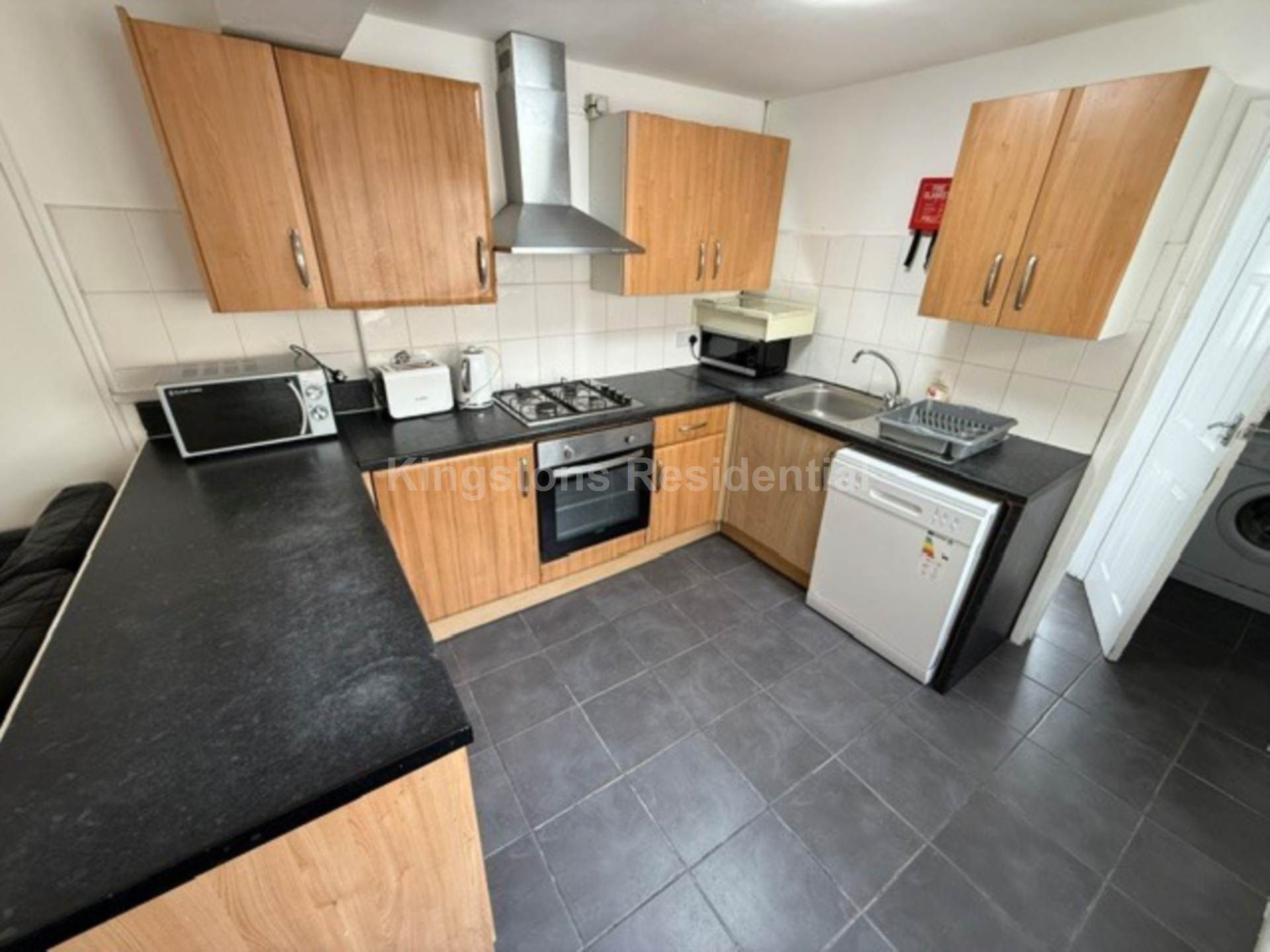 6 bed Mid Terraced House for rent in Cardiff. From Kingston Residential - Head Office