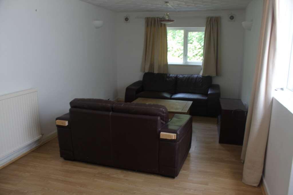 5 bed Mid Terraced House for rent in Cardiff. From Kingstons - Cardiff