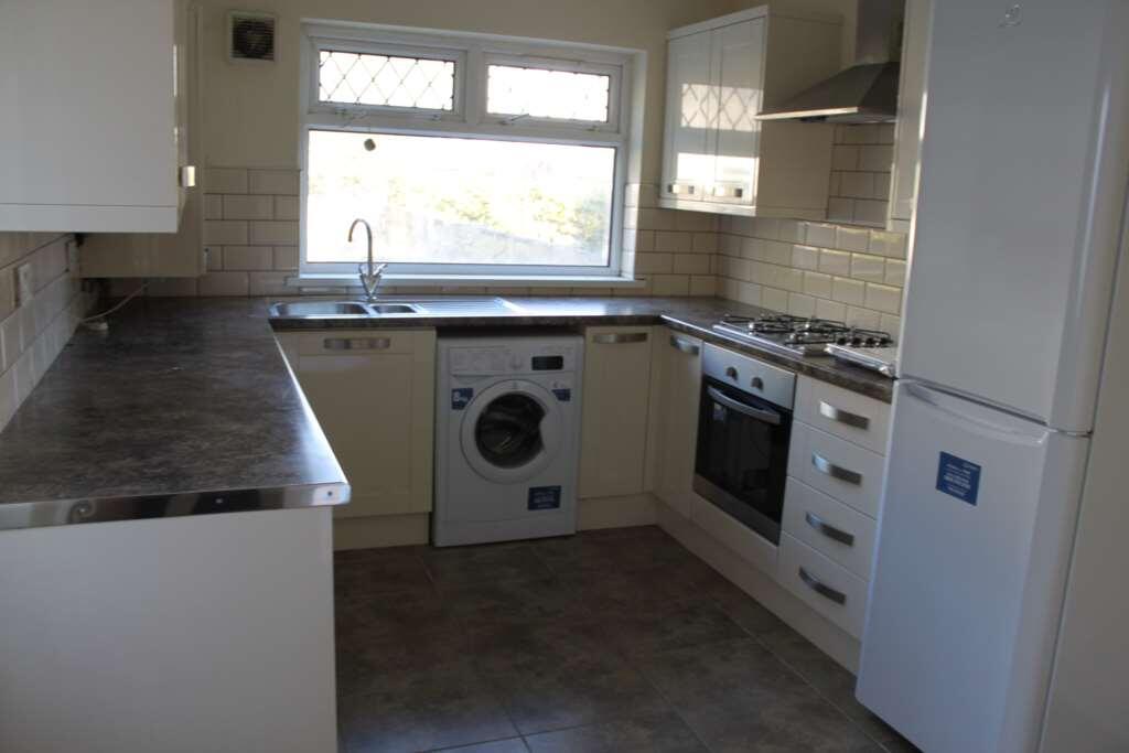 5 bed Mid Terraced House for rent in Cardiff. From Kingstons - Cardiff