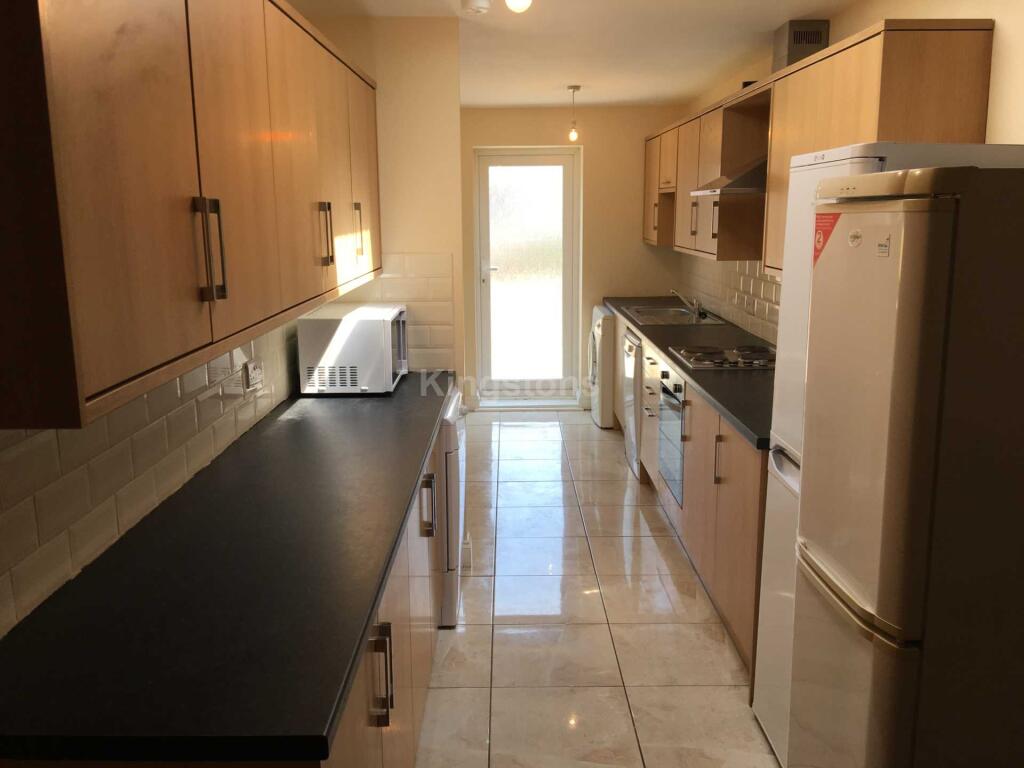 6 bed Mid Terraced House for rent in Cardiff. From Kingstons - Cardiff