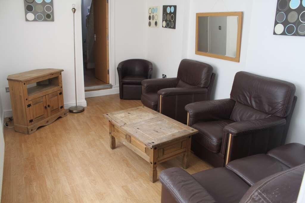 6 bed Mid Terraced House for rent in Cardiff. From Kingstons - Cardiff