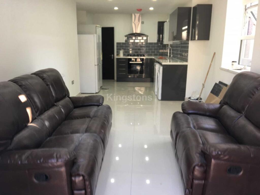 6 bed Mid Terraced House for rent in Cardiff. From Kingstons - Cardiff