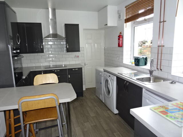 3 bed House Share for rent in Pontypridd. From Let Right Properties Ltd - Treforest