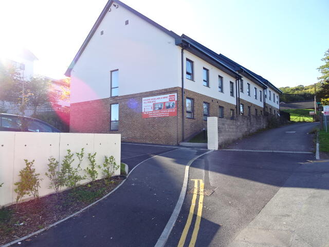 1 bed Private Halls for rent in Pen-y-coedcae. From Let Right Properties Ltd - Treforest
