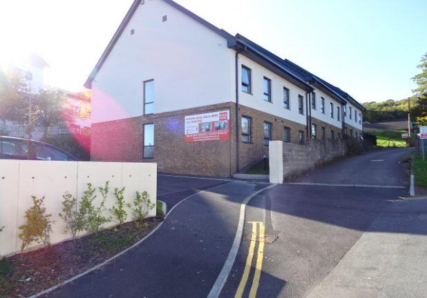 1 bed Private Halls for rent in Pontypridd. From Let Right Properties Ltd - Treforest
