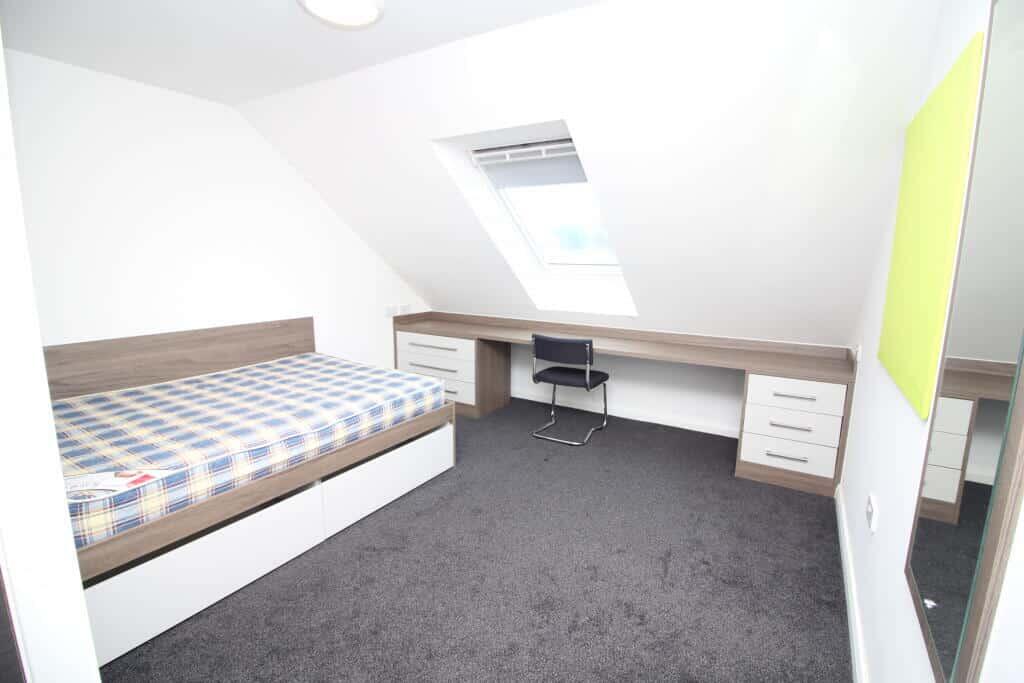 1 bed Private Halls for rent in Pen-y-coedcae. From Let Right Properties Ltd - Treforest