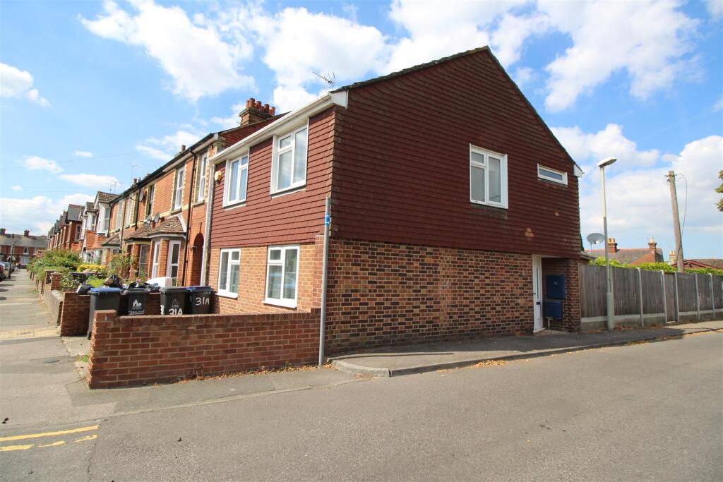 4 bed End of Terrace for rent in Canterbury. From Miles & Barr - Canterbury