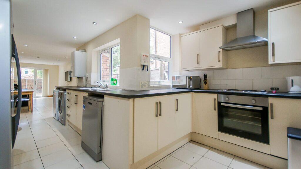 5 bed Mid Terraced House for rent in Birmingham. From Property Solutions - Birmingham