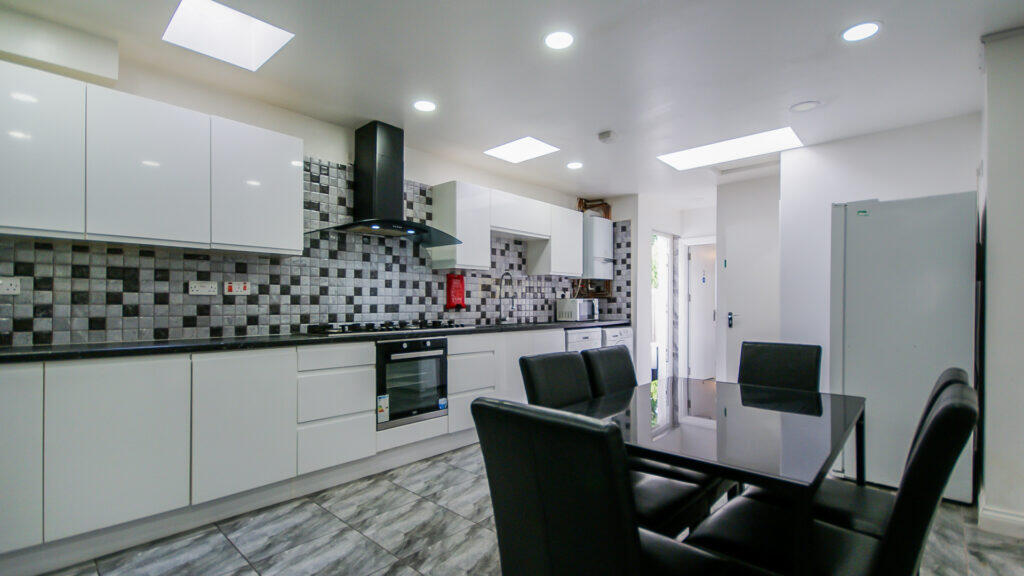 6 bed Mid Terraced House for rent in Birmingham. From Property Solutions - Birmingham