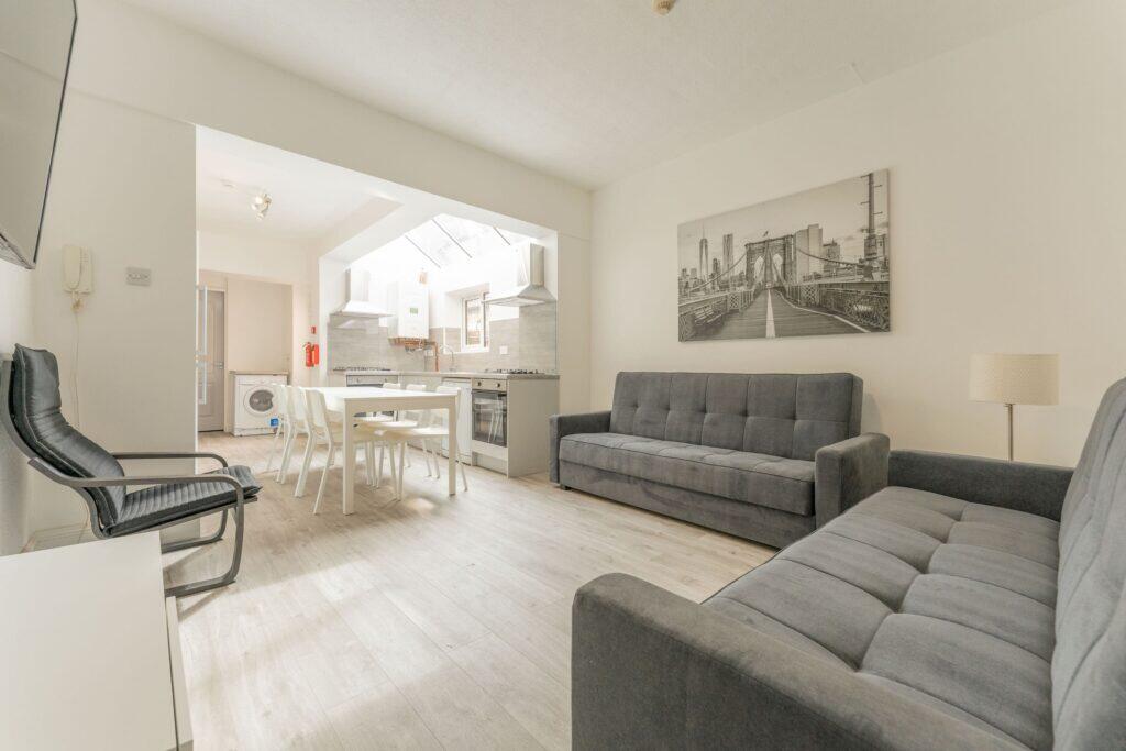 7 bed Mid Terraced House for rent in Birmingham. From Property Solutions - Birmingham