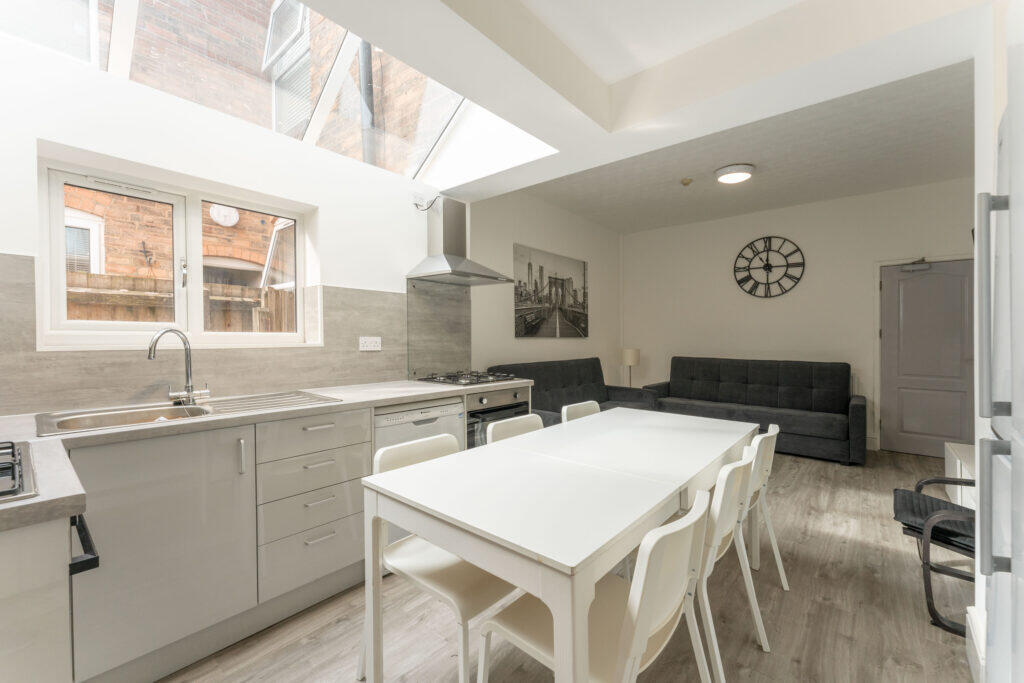 7 bed Mid Terraced House for rent in Birmingham. From Property Solutions - Birmingham