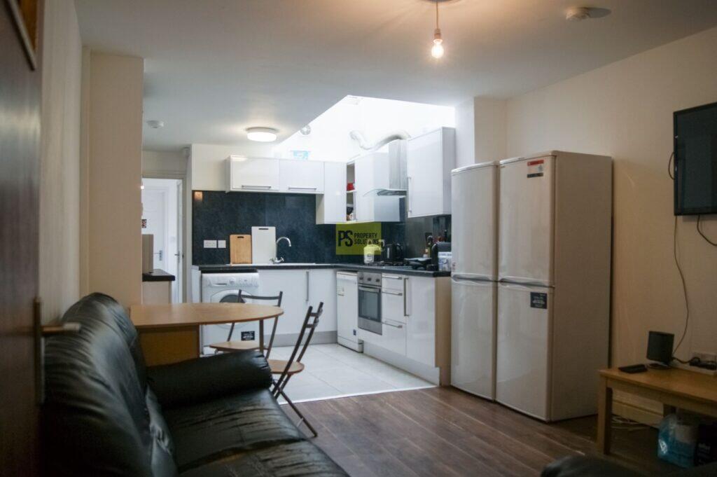 6 bed Mid Terraced House for rent in Birmingham. From Property Solutions - Birmingham