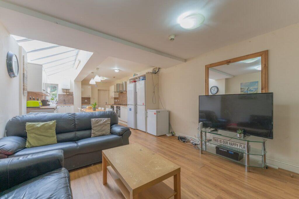 9 bed Mid Terraced House for rent in Birmingham. From Property Solutions - Birmingham