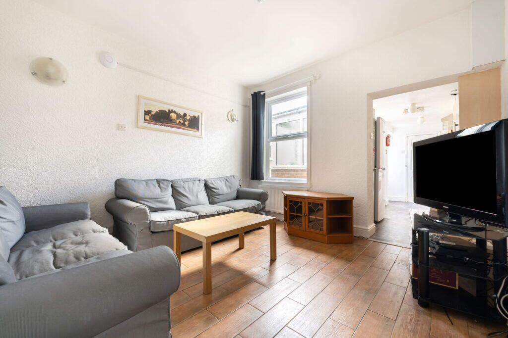 6 bed Mid Terraced House for rent in Birmingham. From Property Solutions - Birmingham