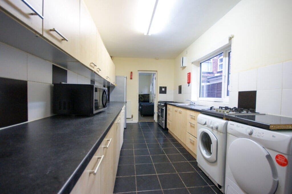 7 bed Mid Terraced House for rent in Birmingham. From Property Solutions - Birmingham