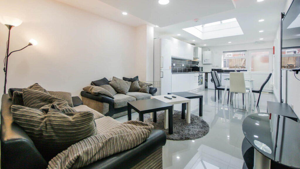 5 bed Mid Terraced House for rent in Birmingham. From Property Solutions - Birmingham
