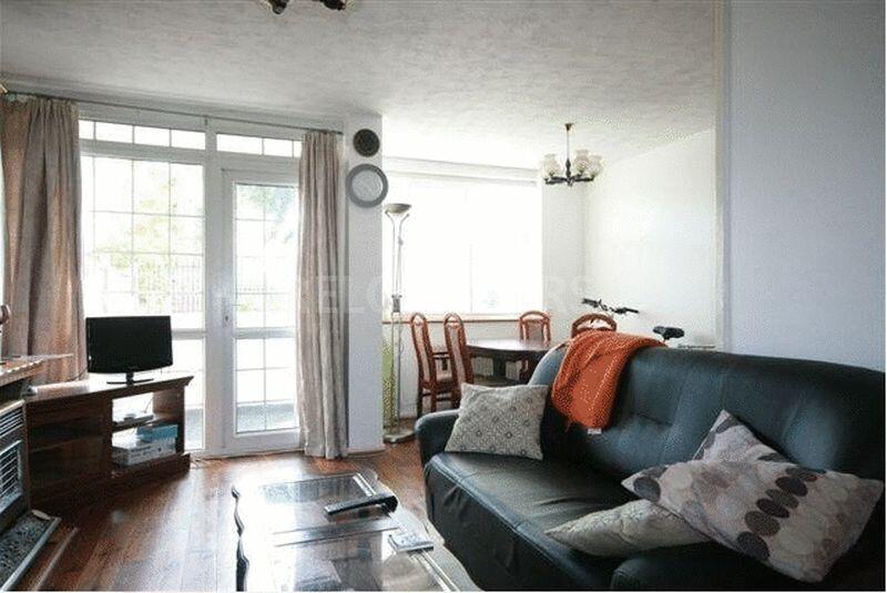 3 bed 1st Floor Flat for rent in London. From Relocators