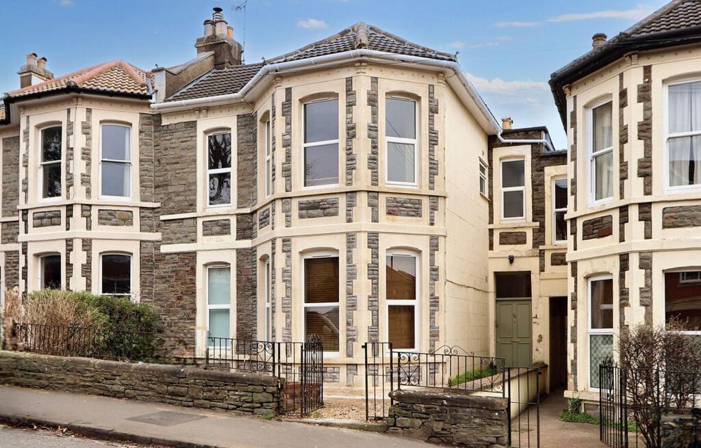 8 bed Mid Terraced House for rent in Bristol. From Robin King Estate Agents - Congresbury