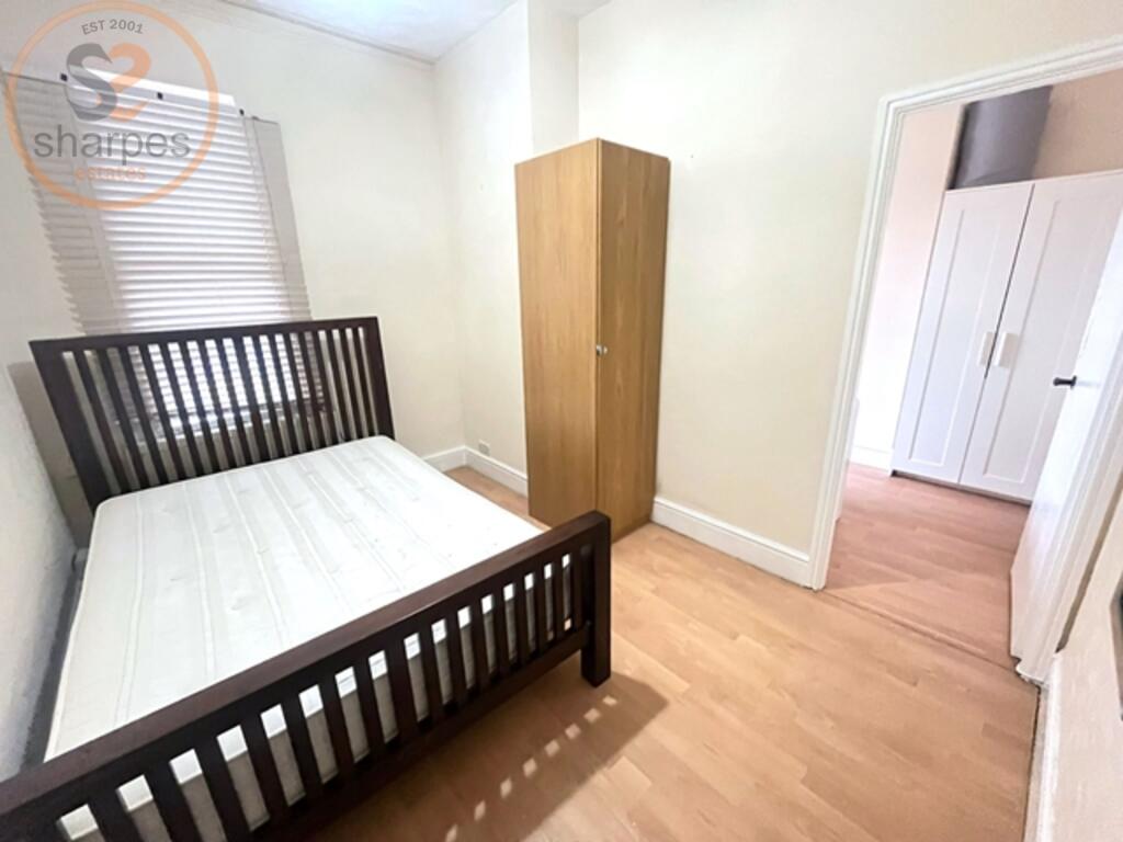 3 bed 1st Floor Flat for rent in Kingston upon Thames. From Sharpes Estates 3 bed 1st Floor Flat for rent in Kingston upon Thames. From Sharpes Estates