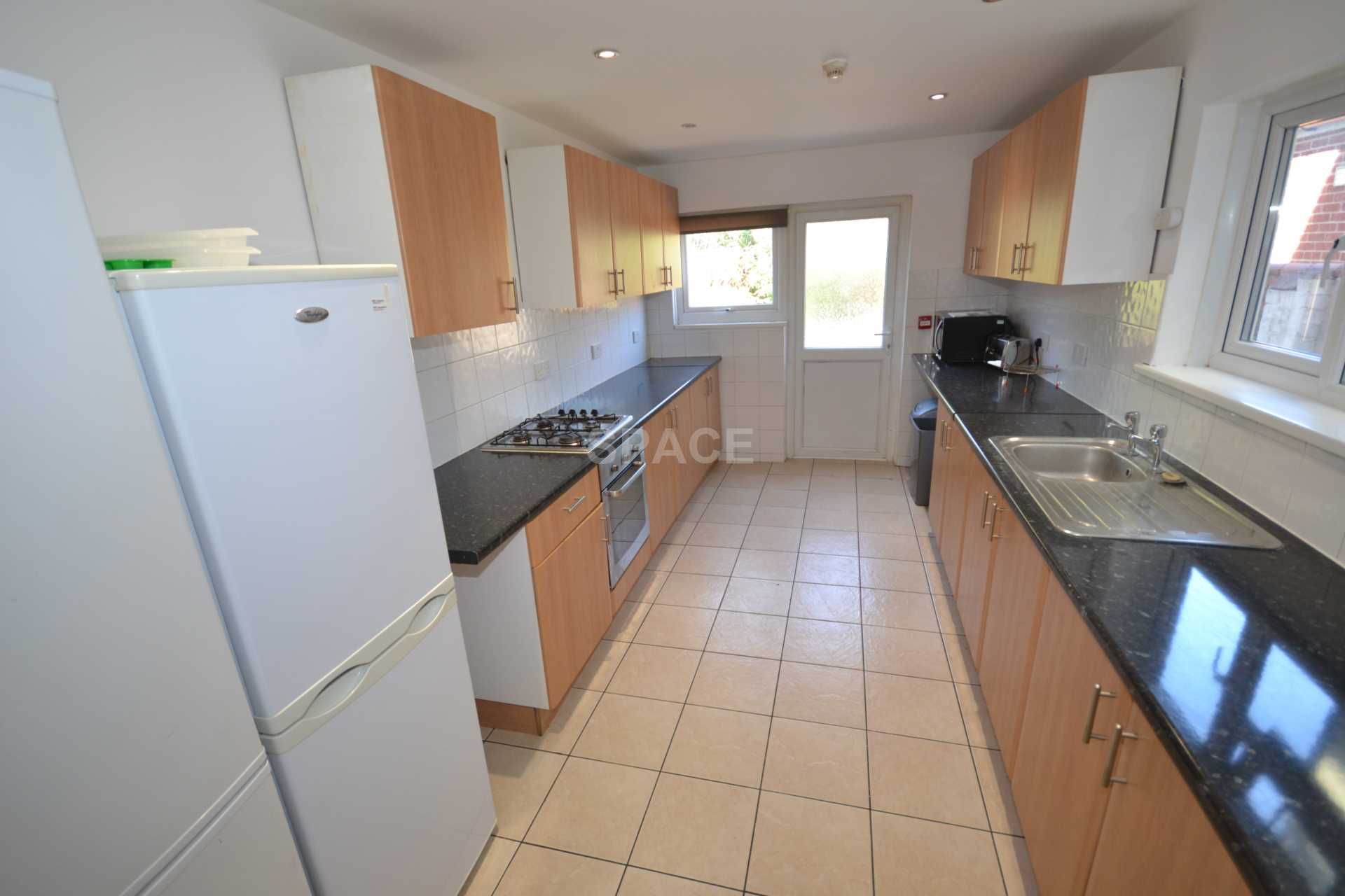 5 bed Mid Terraced House for rent in Reading. From Space