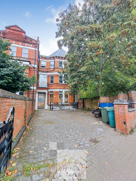 3 bed 1st Floor Flat for rent in London. From Square Quarters - Islington