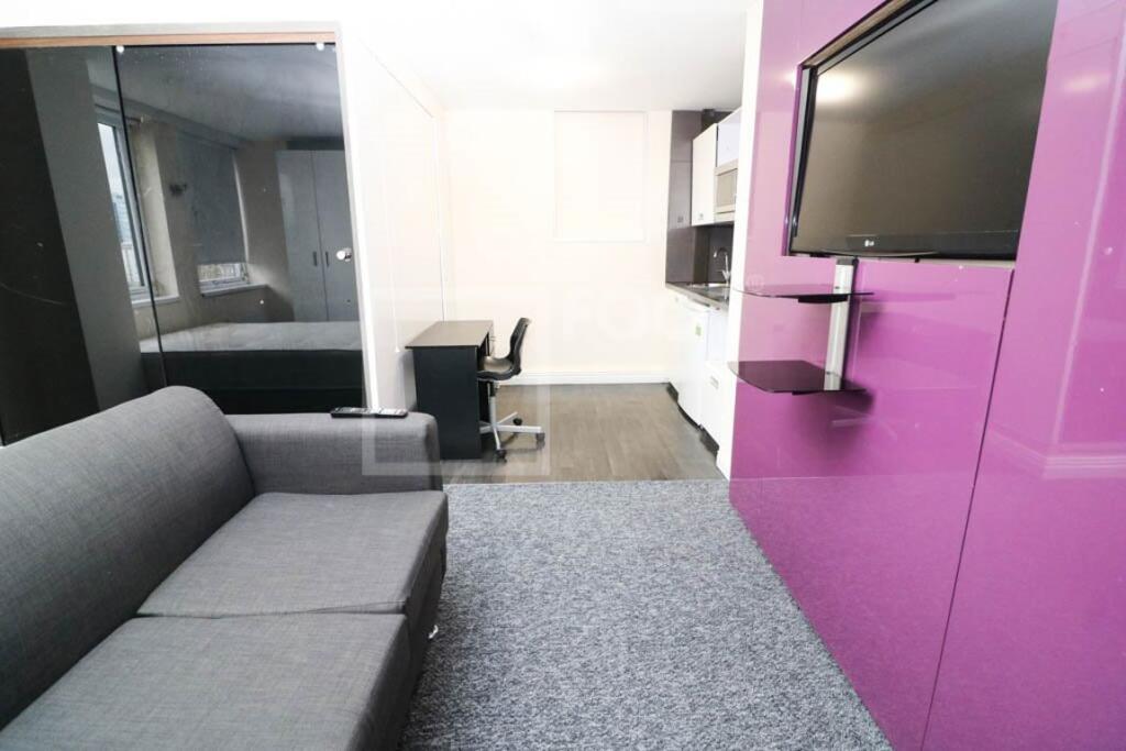 1 bed 1st Floor Flat for rent in Bradford. From Squarefoot Apartments - Bradford