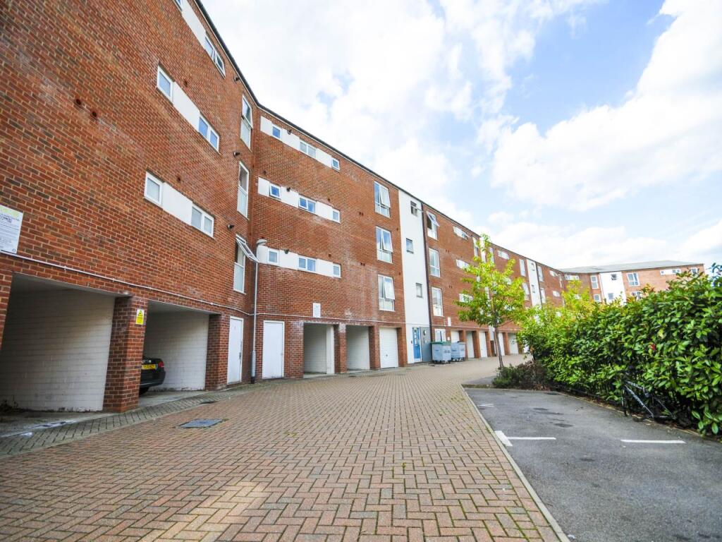 3 bed 1st Floor Flat for rent in Hatfield. From Strats Estates & Lettings - Hatfield