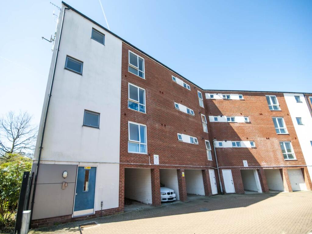 3 bed 1st Floor Flat for rent in Hatfield. From Strats Estates & Lettings - Hatfield
