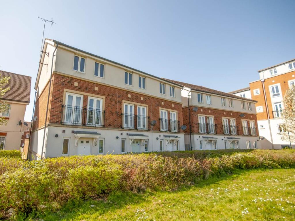 5 bed Detached for rent in Hatfield. From Strats Estates & Lettings - Hatfield