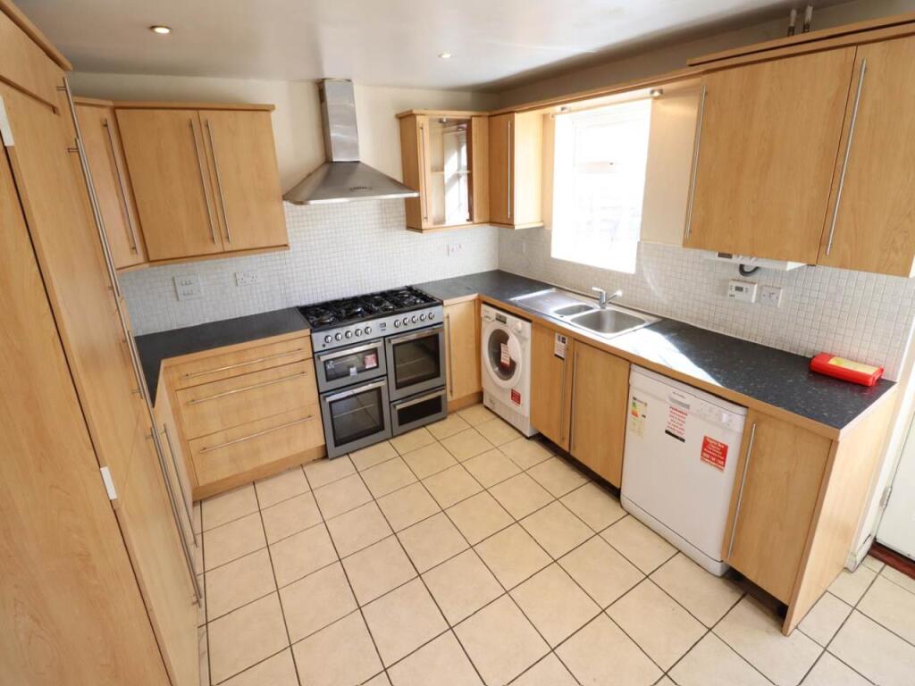 5 bed Detached for rent in Hatfield. From Strats Estates & Lettings - Hatfield