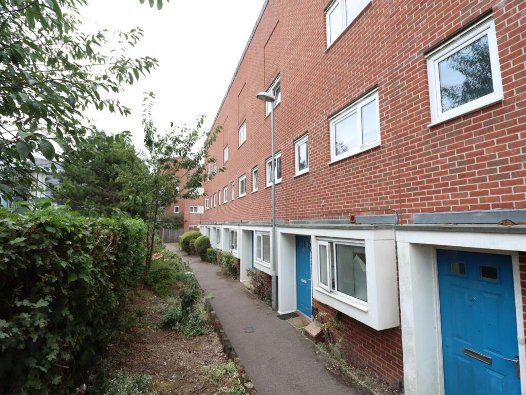 5 bed Detached for rent in Hatfield. From Strats Estates & Lettings - Hatfield