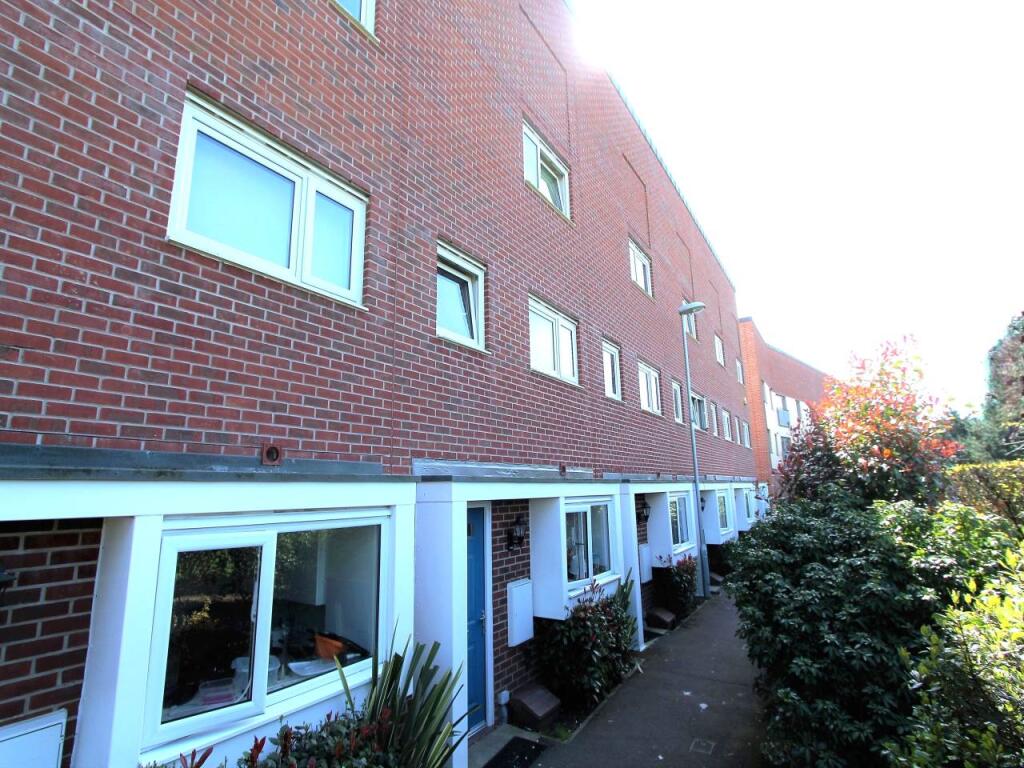 5 bed Detached for rent in Hatfield. From Strats Estates & Lettings - Hatfield
