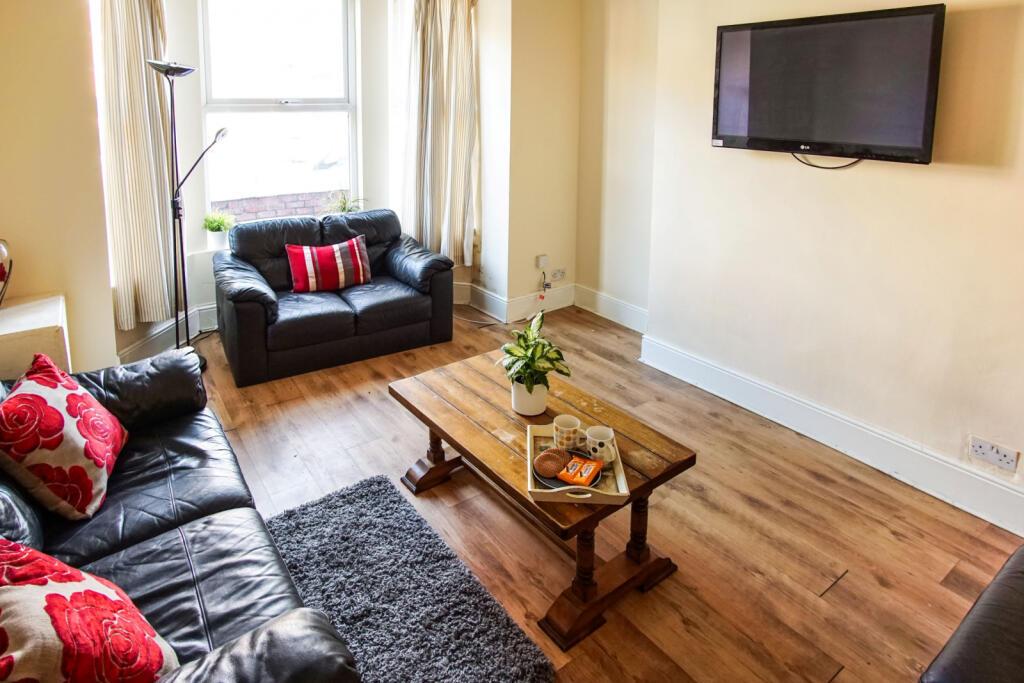 8 bed Mid Terraced House for rent in Manchester. From Inspired Lettings - Manchester