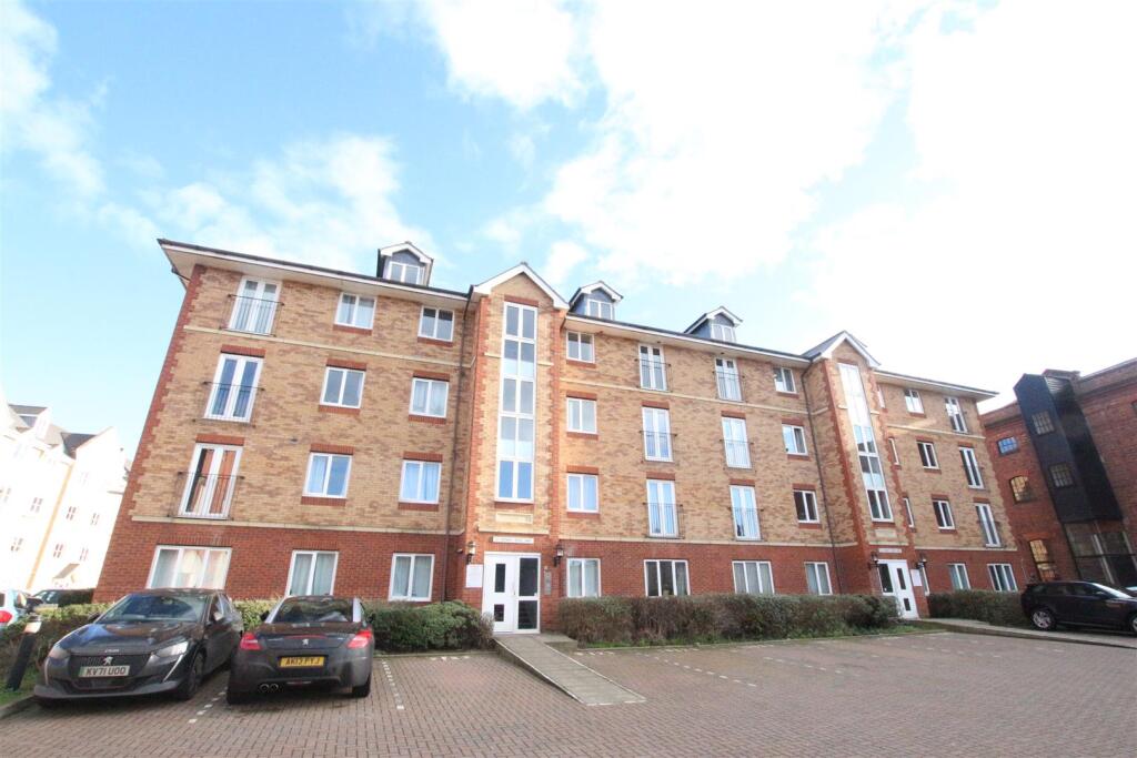 2 bed Private Halls for rent in Northampton. From Whites Estate Agents - Northampton