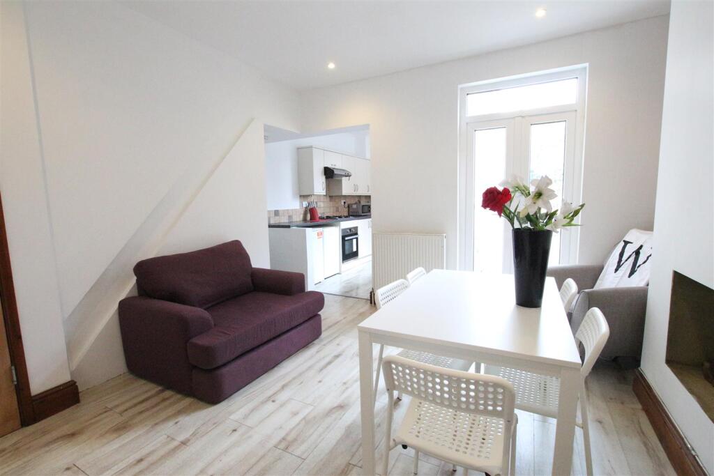 1 bed Private Halls for rent in Northampton. From Whites Estate Agents - Northampton
